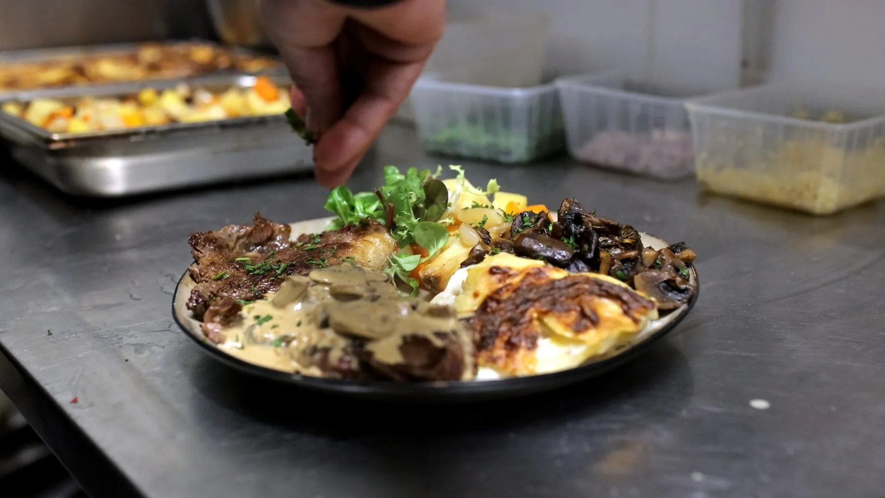 Dressage d'une entrecôte accompagnée de champignons