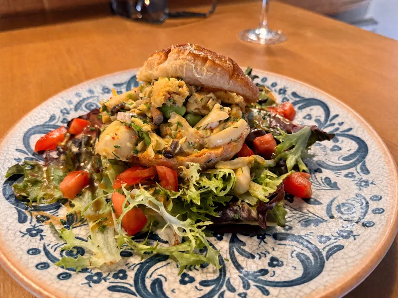 Salade de saison et volaille sur assiette à motifs