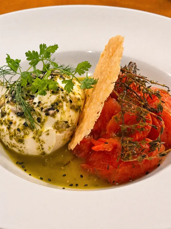 Burrata et tomates confites, tuile croustillante