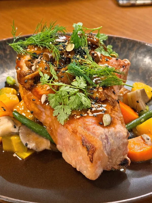 Poisson croustillant et légumes de saison