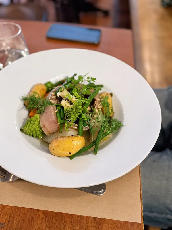 Salade verte et pommes grenaille
