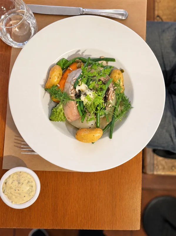 Légumes verts et pêche de saison