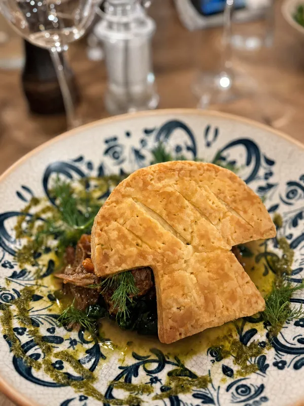 Tourte aux champignons sur son lit de verdure