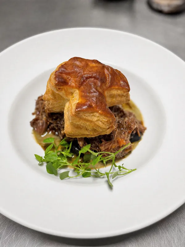Feuilleté et effiloché de bœuf, jus corsé
