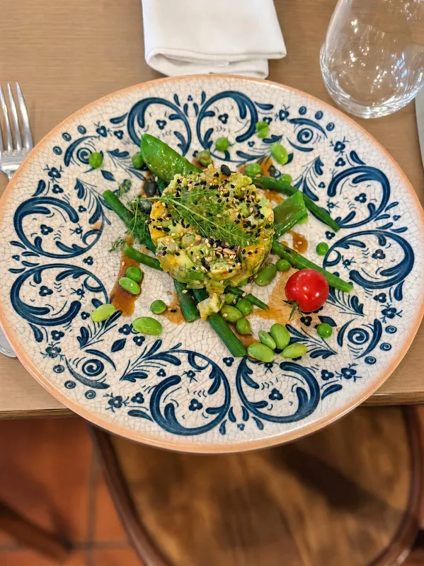 Tartare d'avocat, haricots et tomate