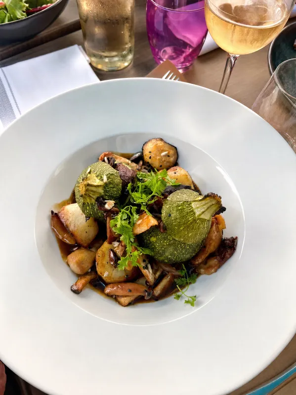 Légumes verts et champignons poêlés
