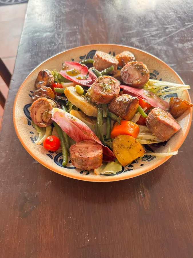 Volaille et légumes de saison sur assiette en grès