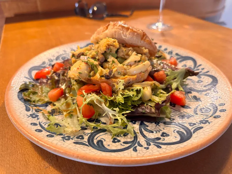 Volaille rôtie et salade, assiette à motifs bleus
