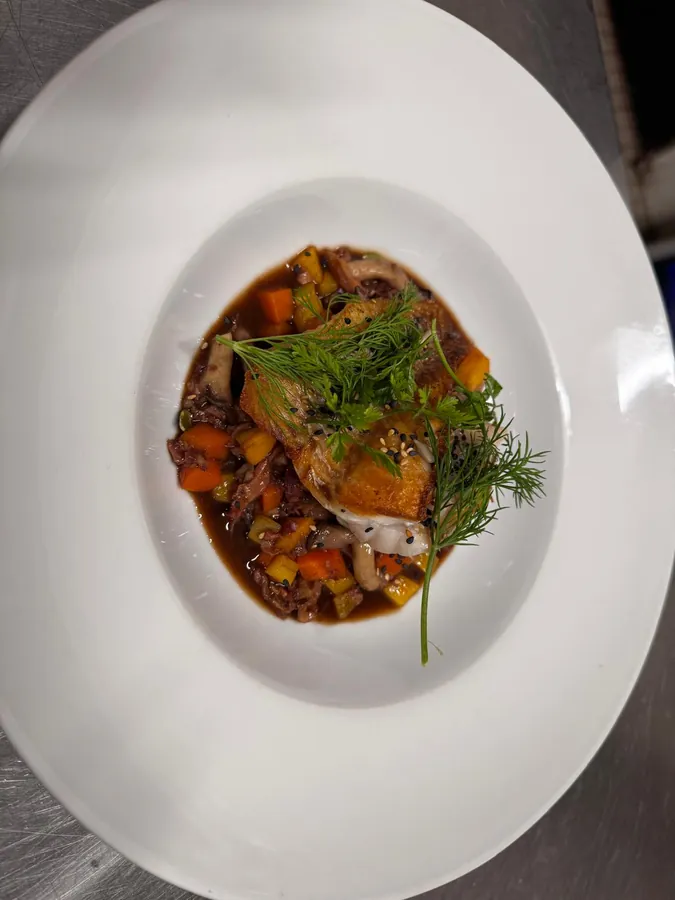 Ragoût de légumes et aneth sur assiette creuse