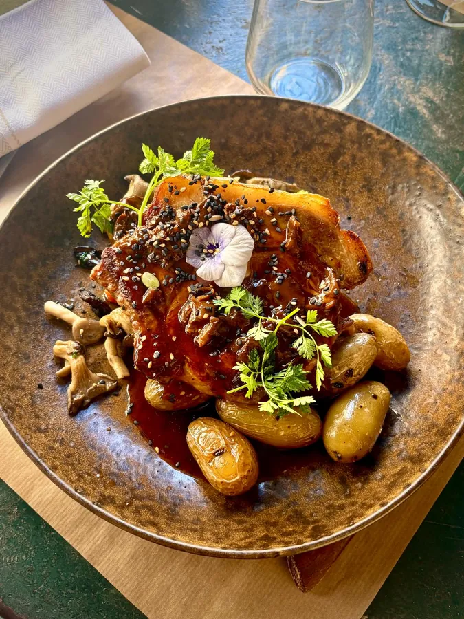 Viande laquée et pommes grenaille, assiette en grès