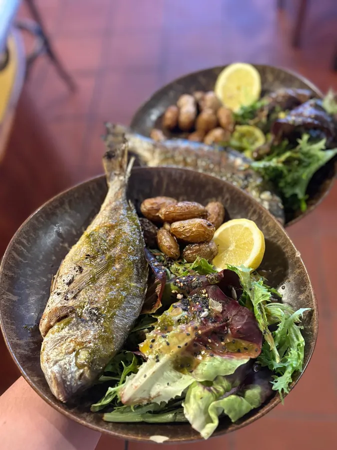 Dorade grillée, citron et salade