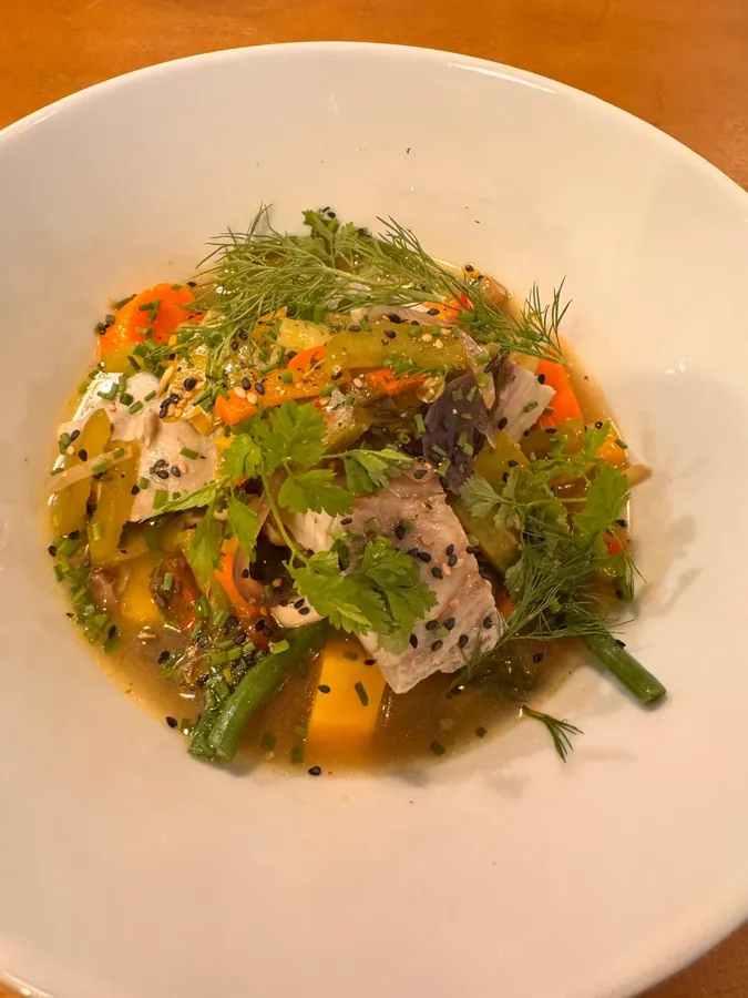 Poisson et légumes croquants, herbes fraîches