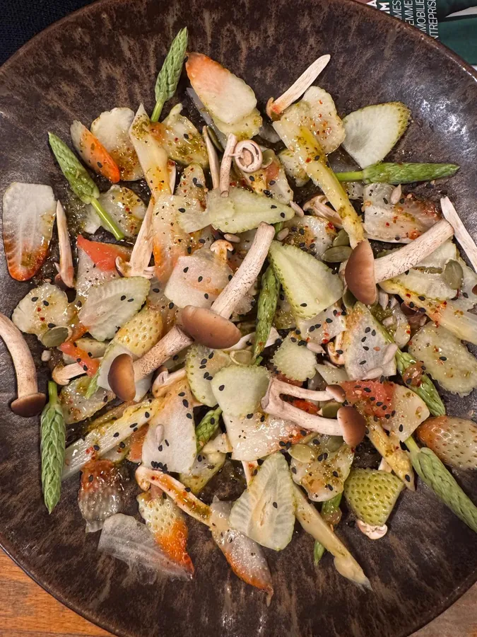 Grand plat de légumes et coquillages à partager