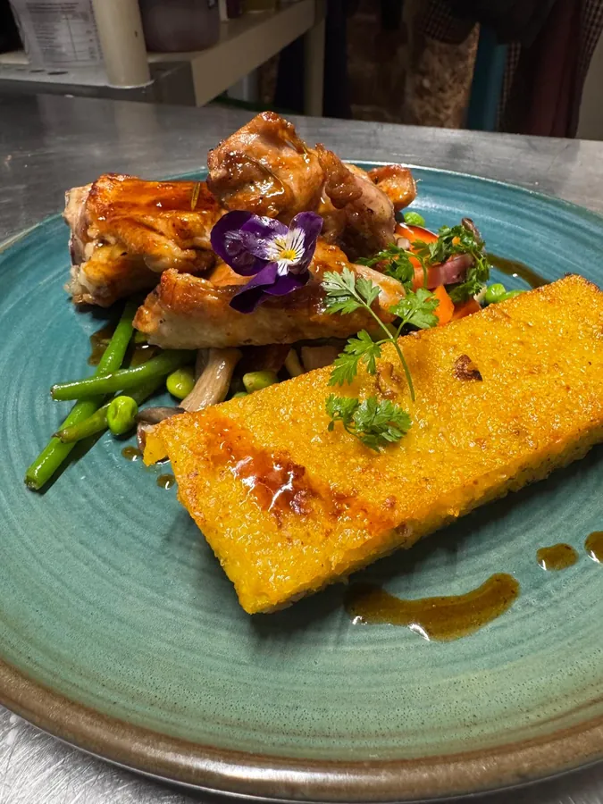 Polenta dorée, volaille laquée et haricots verts