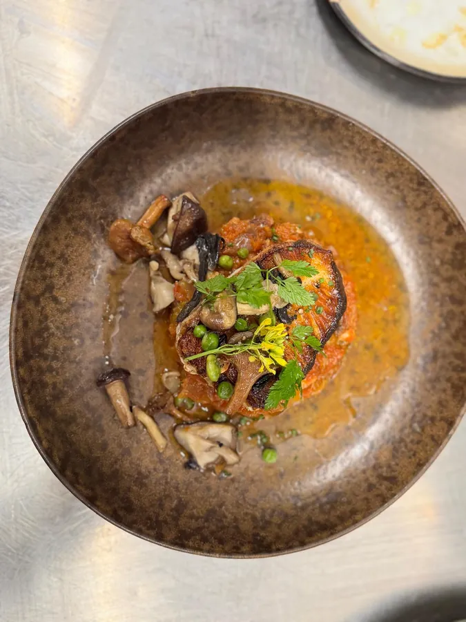 Assiette de champignons et bouillon parfumé