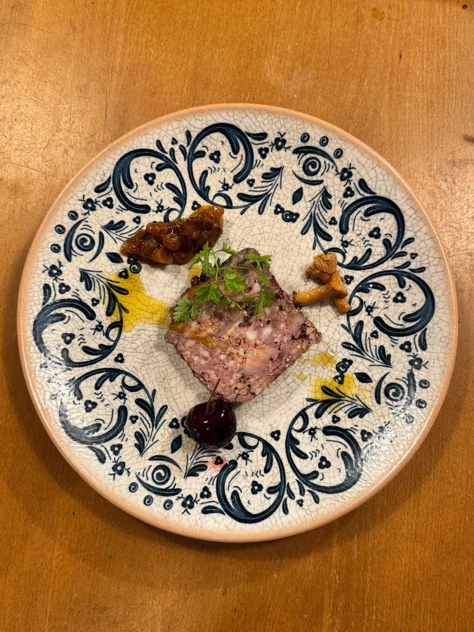 Terrine maison sur assiette à décor bleu