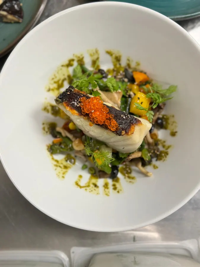 Poisson à la peau croustillante et légumes