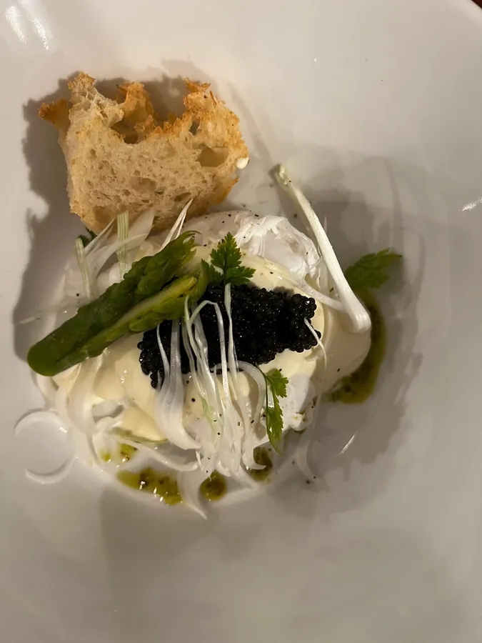 Burrata, pain grillé et asperges vertes