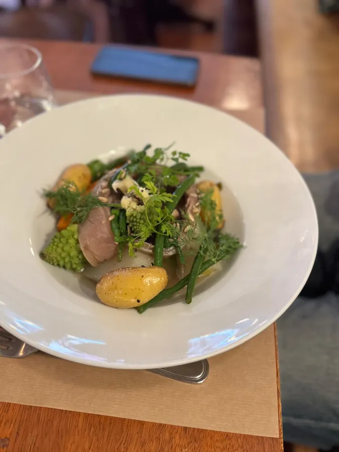 Assiette de légumes et herbes, pommes grenaille