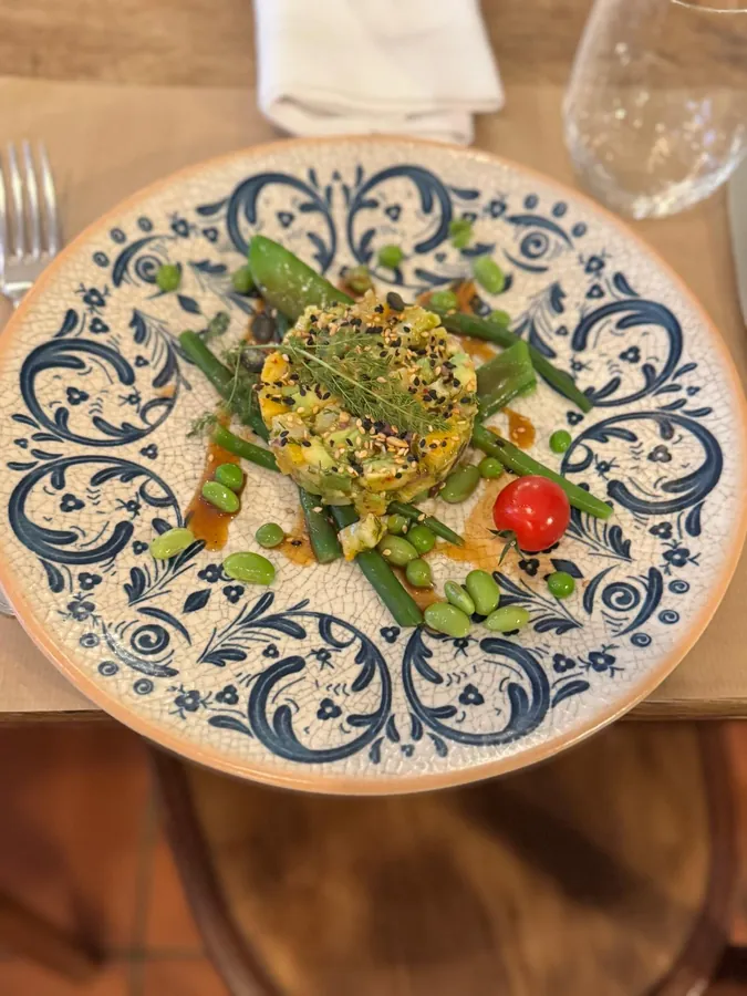 Dressage sur assiette à décor bleu et blanc