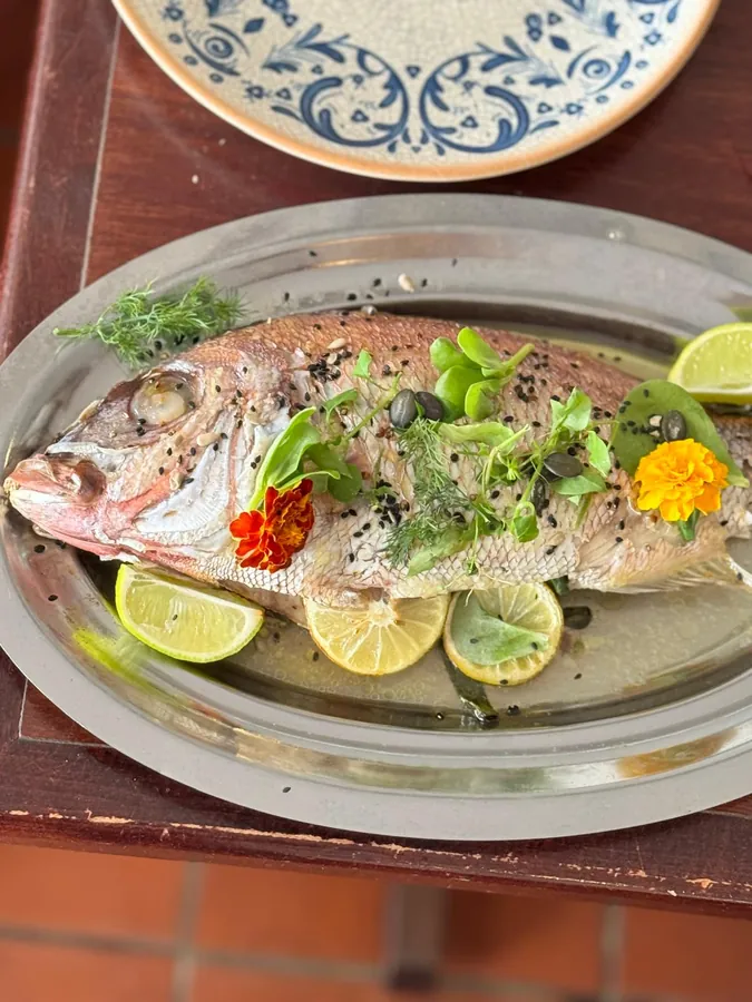 Poisson entier aux agrumes et fleurs comestibles