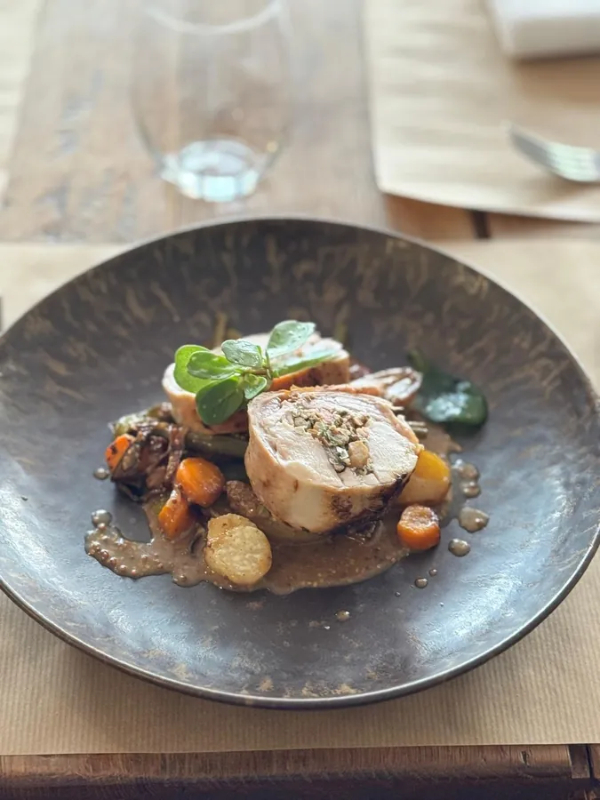Poisson et légumes de saison sur assiette ardoise