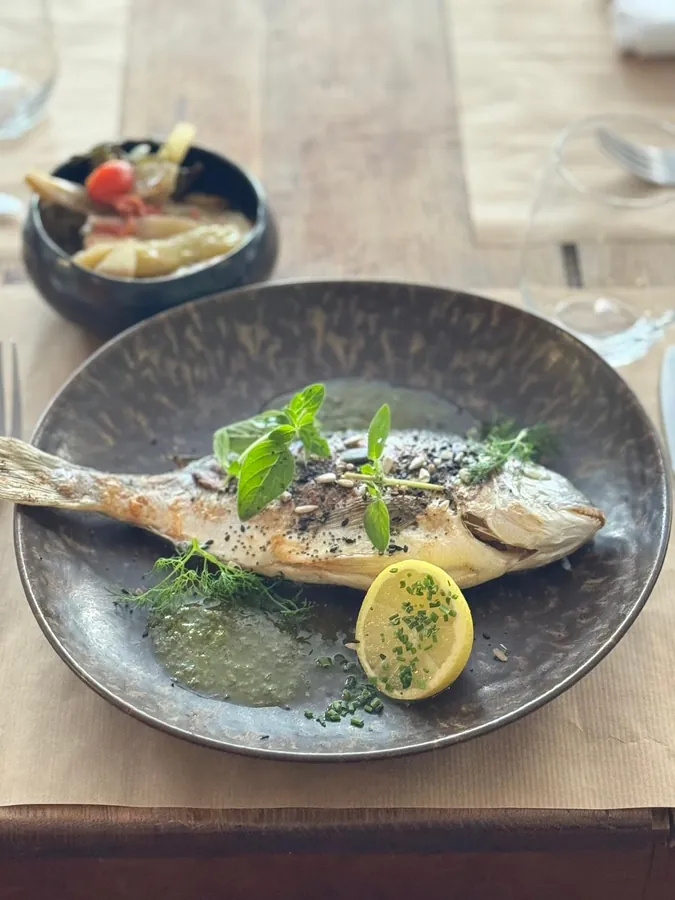 Dorade entière, citron et herbes, assiette ardoise