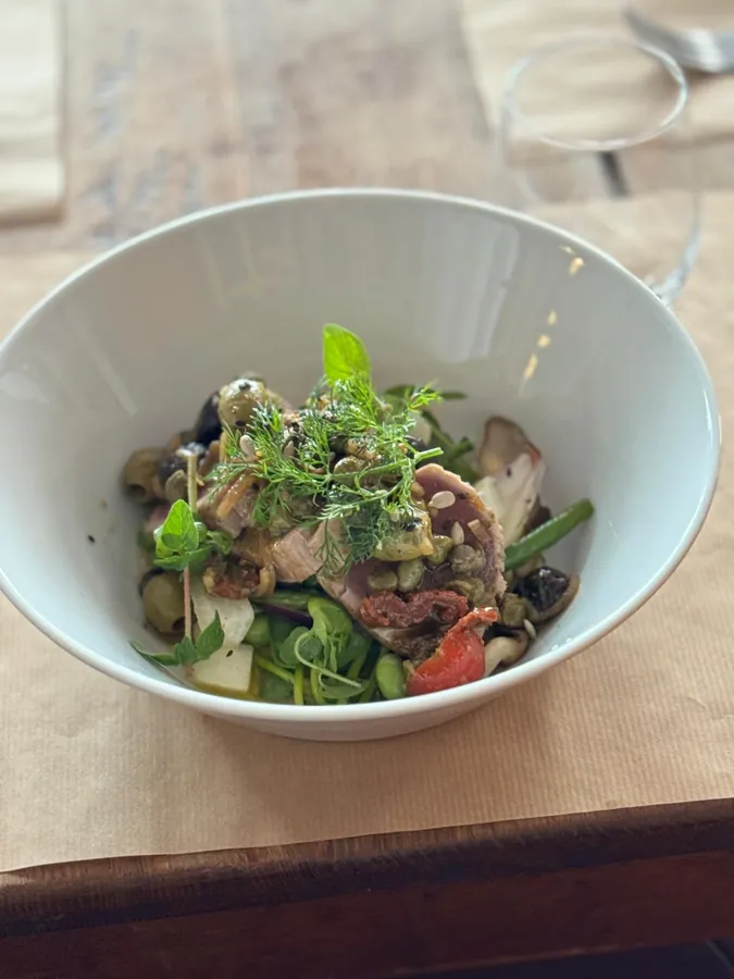Bol de légumes et coquillages, herbes fraîches