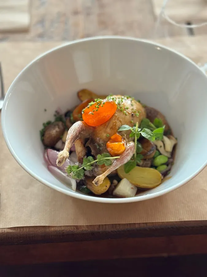 Œuf, légumes racines et champignons en bol
