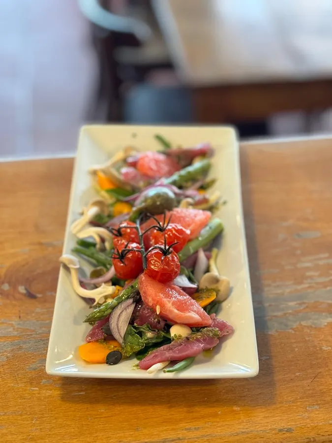 Saumon, tomates et légumes croquants sur plat long