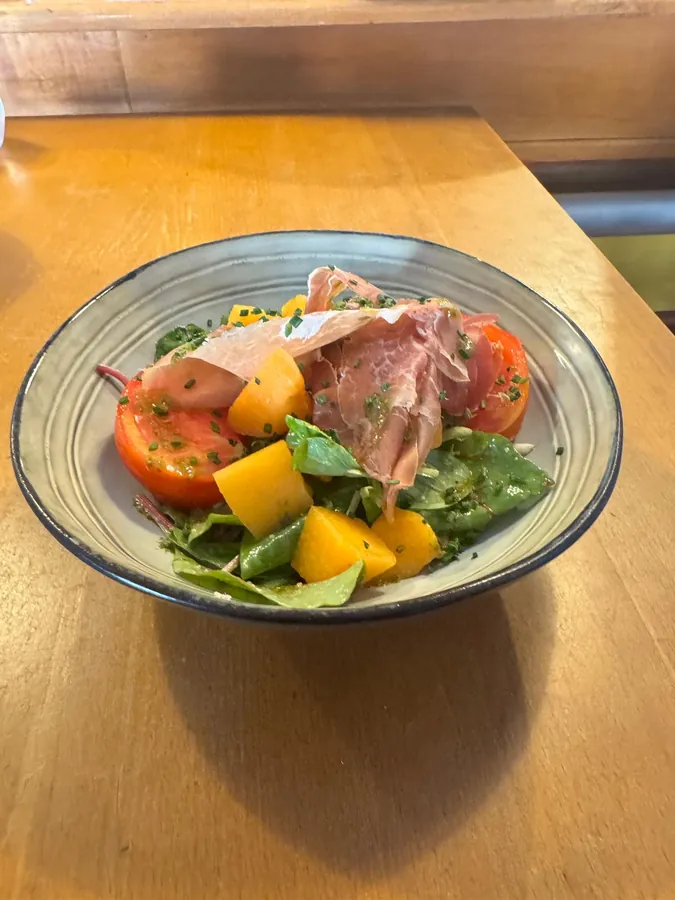 Salade de saison, melon et jambon