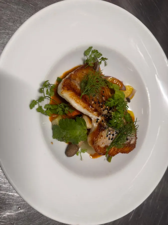 Poisson laqué et condiments verts