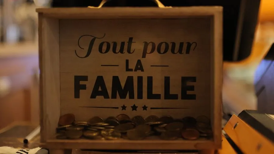 Caisse en bois gravée « Tout pour La Famille »