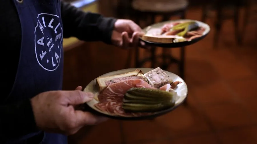 Assiette de charcuterie servie en salle