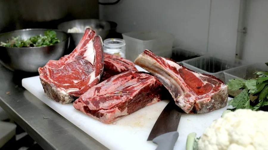 Côtes de bœuf crues préparées en cuisine