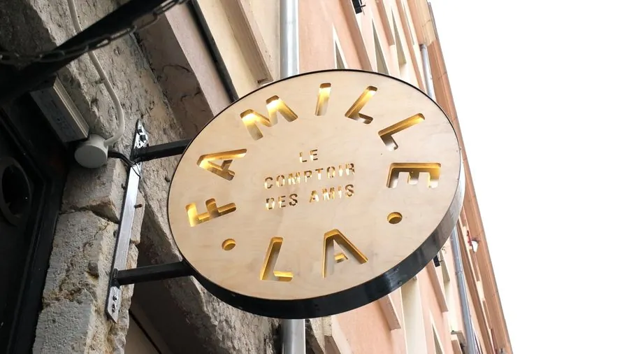 L'enseigne ronde en bois du restaurant sur la façade