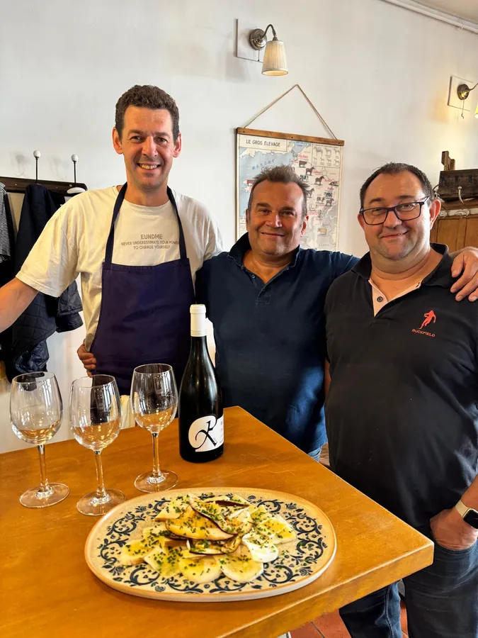 Fred, le chef Alexandre Gauthier et Mag au restaurant