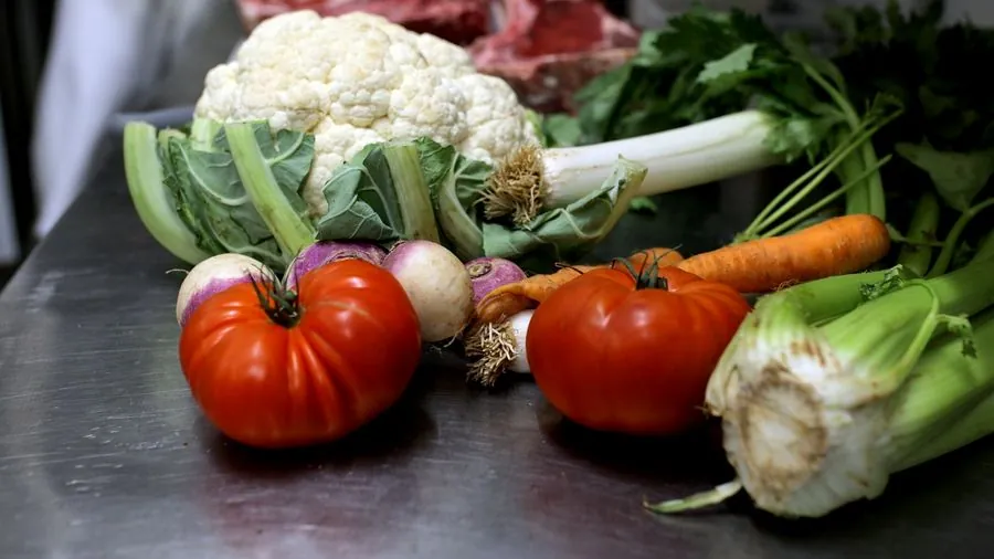 Légumes frais du marché posés sur le plan de travail