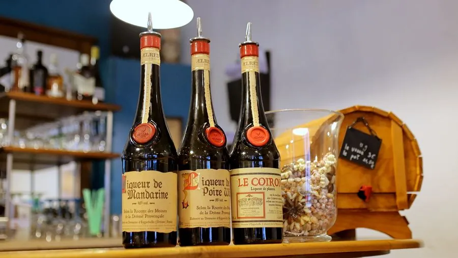 Bouteilles de liqueurs et de vins sur le comptoir