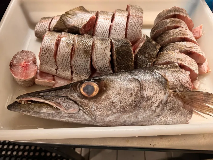 Poisson entier préparé en cuisine