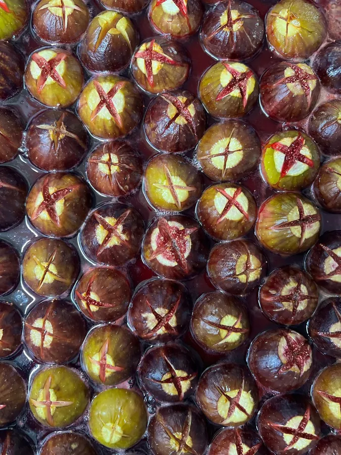Figues fraîches incisées, prêtes à cuire