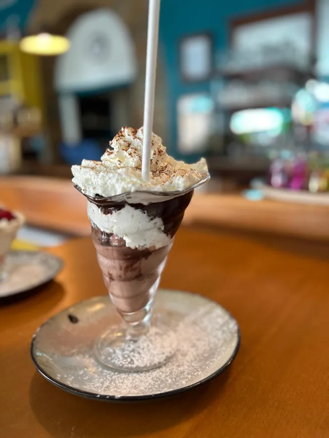 La profiterole maison, chantilly et sauce chocolat