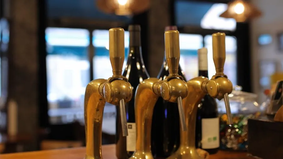 Les tireuses à bière en laiton du comptoir