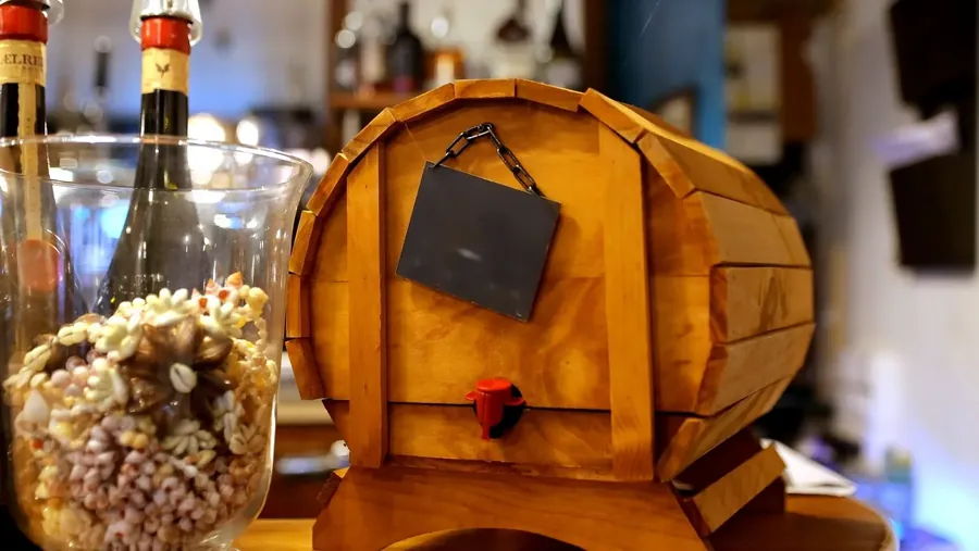 Le tonnelet et les gourmandises posés sur le bar